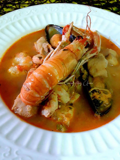 Una foto de Sopa de marisco congelado y fresco con fondo de cebolletas