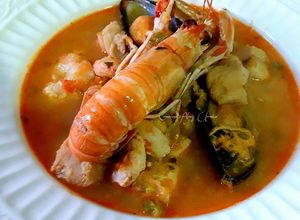 Foto principal de Sopa de marisco congelado y fresco con fondo de cebolletas