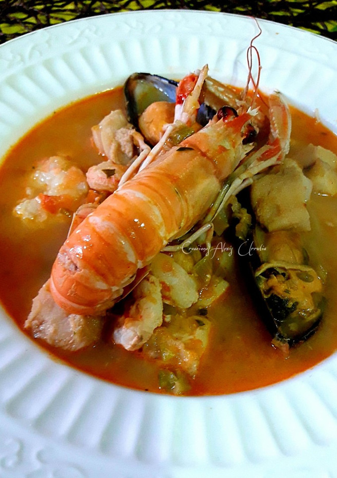 Una foto de Sopa de marisco congelado y fresco con fondo de cebolletas