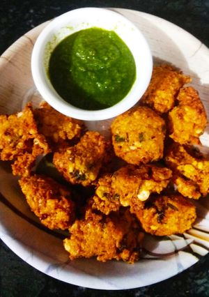 चना दाल भजिया और धनिया लहसुन की चटनी (chana dal bhajiya aur lehsun ki chutney recipe in Hindi) रेसिपी मुख्य फोटो