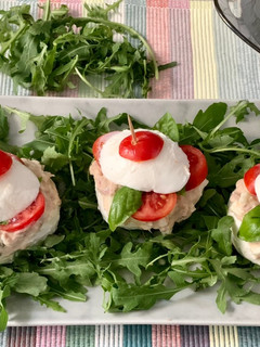 Foto di Burger di mozzarella, con tonno maionese capperi e basilico fresco