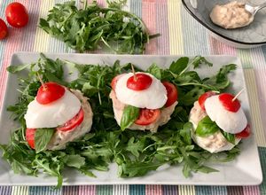 Foto di Burger di mozzarella, con tonno maionese capperi e basilico fresco