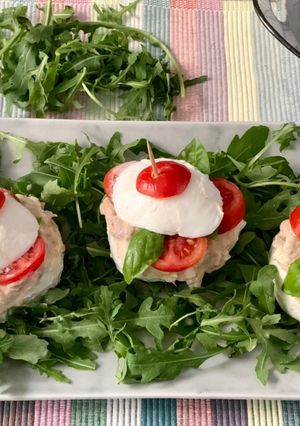 Foto di Burger di mozzarella, con tonno maionese capperi e basilico fresco