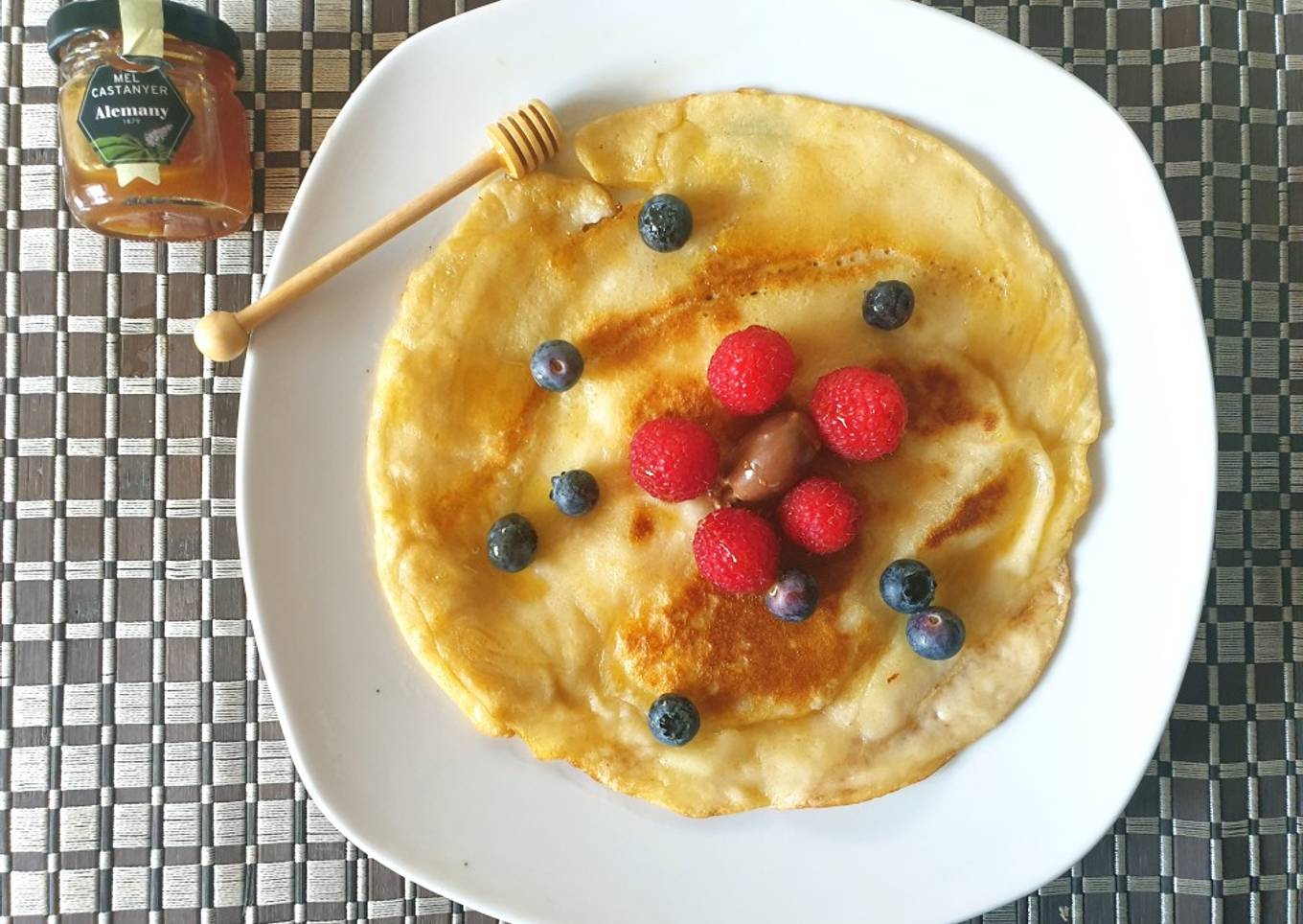 Pancake de frutos rojos, schoko bons (kinder) y miel