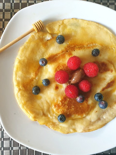 Una foto de Pancake de frutos rojos, schoko bons (kinder) y miel