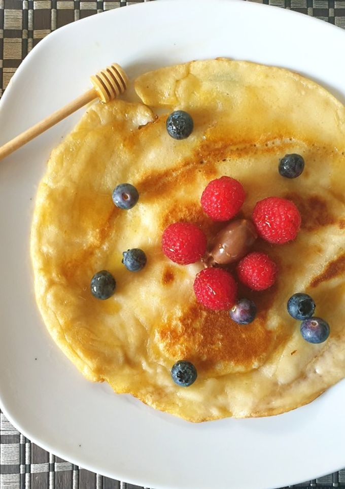 Una foto de Pancake de frutos rojos, schoko bons (kinder) y miel