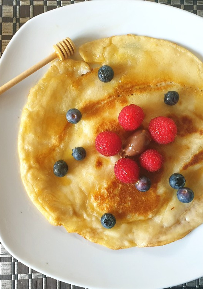 Una foto de Pancake de frutos rojos, schoko bons (kinder) y miel