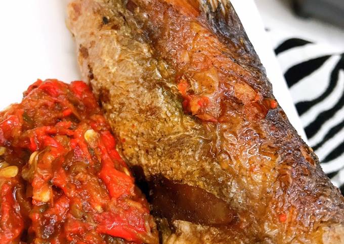Roasted pepper sauce and fried hake fish