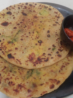 पालक आलू चीझ पराठा (palak aloo cheese paratha recipe in marathi) रेसिपी चे मुख्य फोटो