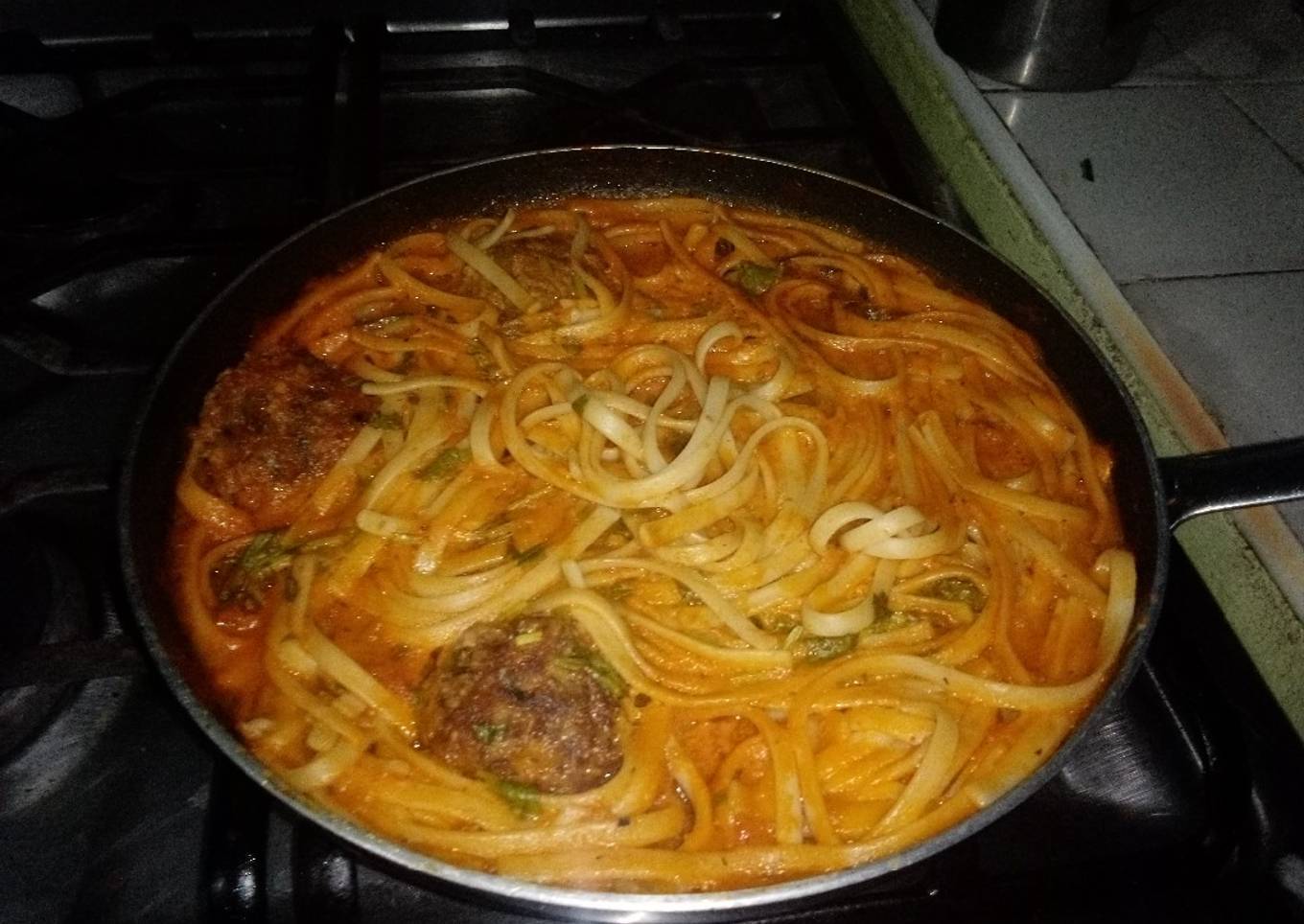 Macarrones en salsa roja con crema y albóndigas de carne