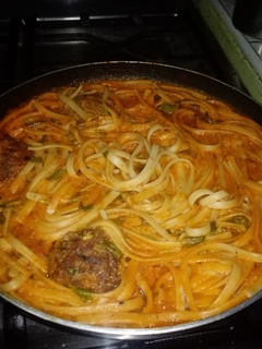 Una foto de Macarrones en salsa roja con crema y albóndigas de carne
