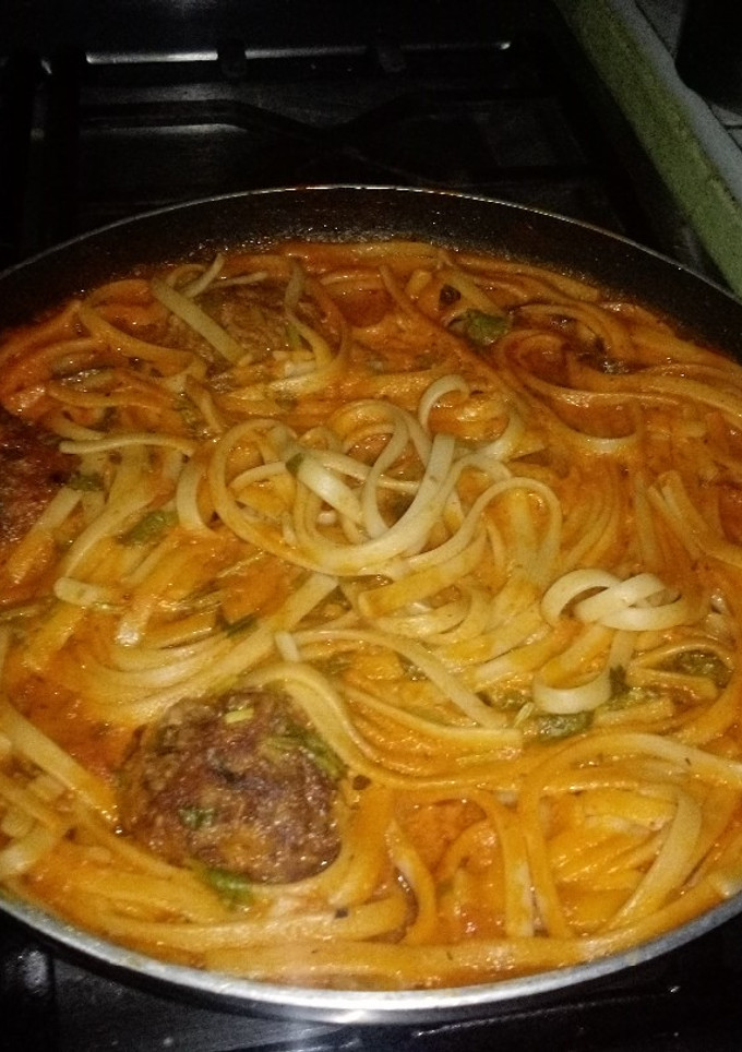 Una foto de Macarrones en salsa roja con crema y albóndigas de carne