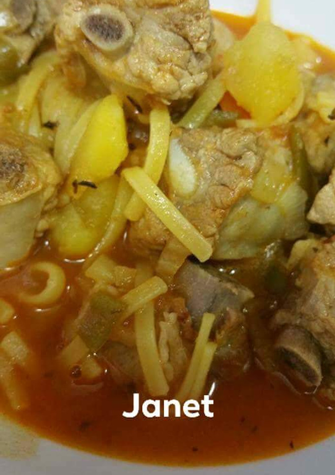 Una foto de Costillas con fideos
