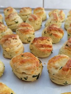 Medvehagymás pogácsa recept fotója