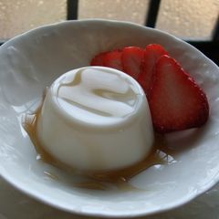 A picture of Milk Pudding with Maple Syrup.