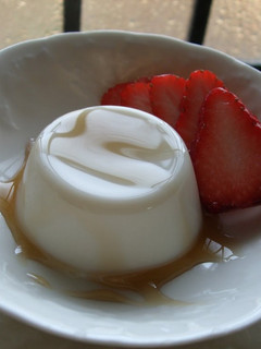 A picture of Milk Pudding with Maple Syrup.