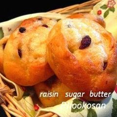 Raisin Bread Rolls with Sweet Sugar and Butter Topping A picture of Raisin Bread Rolls with Sweet Sugar and Butter Topping.