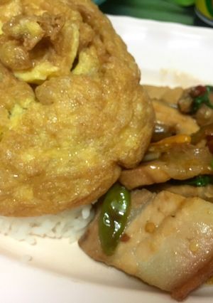 รูปของ ข้าวกะเพราหมูกรอบ ไข่เจียว