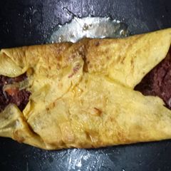 A picture of Nanay's Corned Beef Omelet.