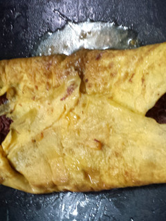 A picture of Nanay's Corned Beef Omelet.