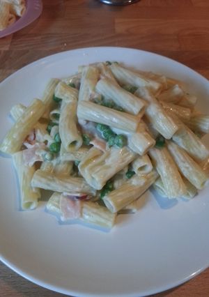A picture of MZ - Ham & Peas pasta.