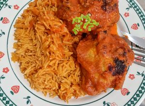Una foto de Arroz jollof y pollo estofado! Receta nigeriana!