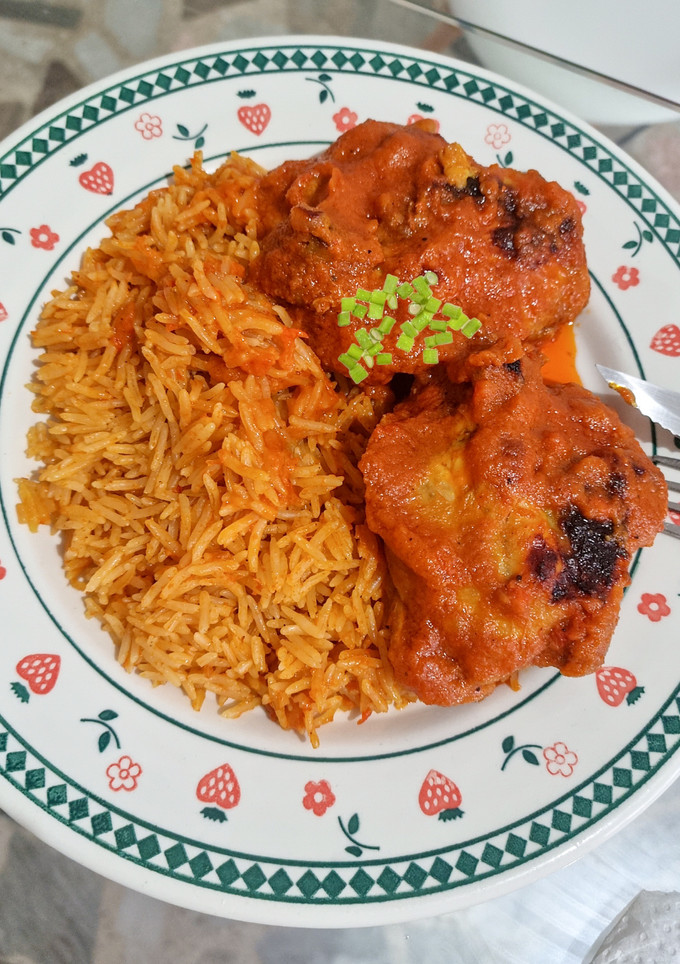 Una foto de Arroz jollof y pollo estofado! Receta nigeriana!