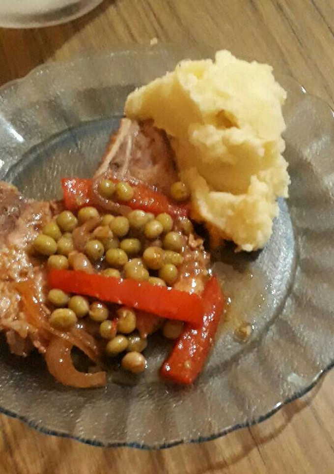 Una foto de Costillas de cerdo con puré