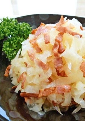 A picture of An Easy Side Dish Salad with Crispy Bacon and Daikon Radish.