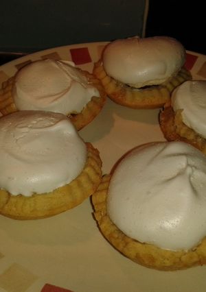 A picture of Valentines meringue tarts.