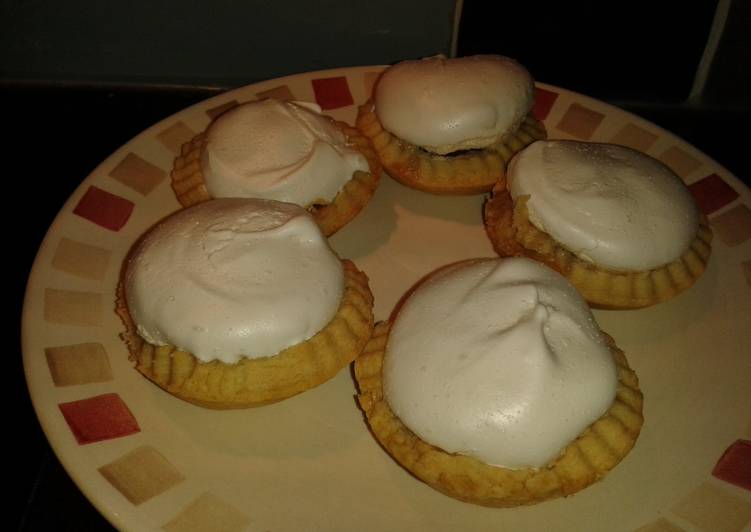 Valentines meringue tarts