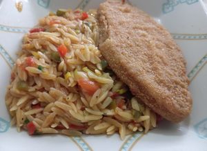 Una foto de Orzo vegano con verduras y milanesa vegetal sabor no pollo