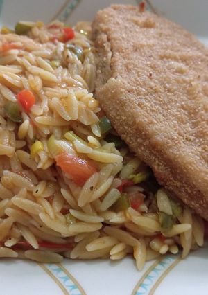 Una foto de Orzo vegano con verduras y milanesa vegetal sabor no pollo