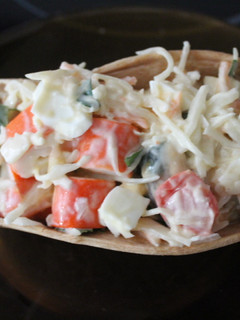 Una foto de Barquitas de trigo con ensalada de marisco