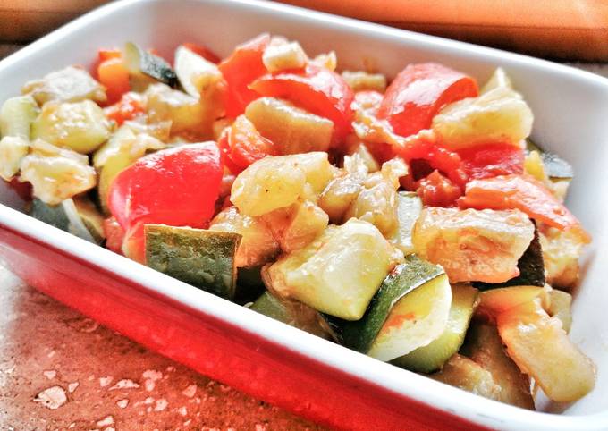 Peperonata con melanzane e zucchine