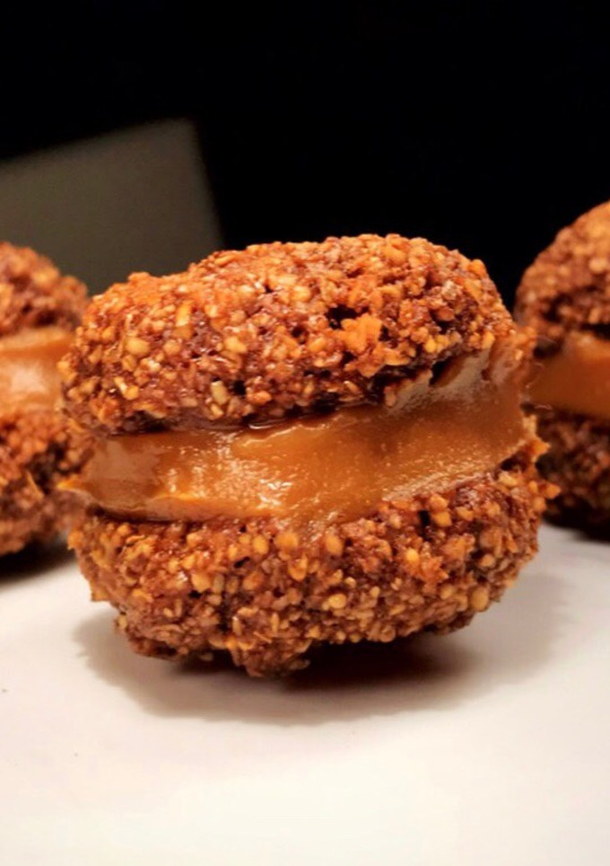 Una foto de Alfajores de chocolate saludables. Con avena y dulce de leche