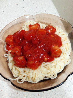 Una foto de Espaguetis en salsa de tomate y longaniza