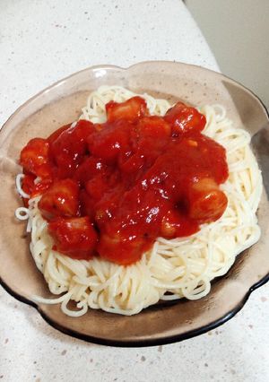 Una foto de Espaguetis en salsa de tomate y longaniza
