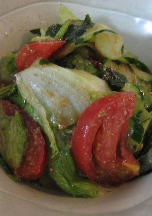 A picture of Healthy Salad with Jojoen-Style Dressing.