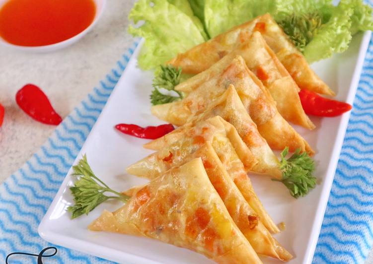 Bagaimana Membuat Samosa bumbu kari yang Lezat