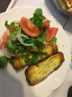 Una foto de Milanesa de Zucchini con ensalada de rúcula tomate y cebolla🇺🇾