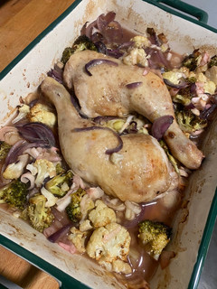 Una foto de Pollo con brócoli y coliflor