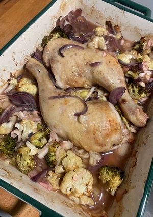 Una foto de Pollo con brócoli y coliflor