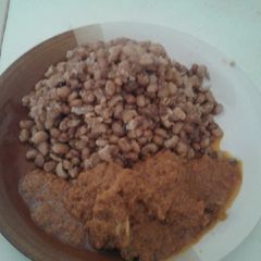 A picture of White beans and tomatoes sauce.