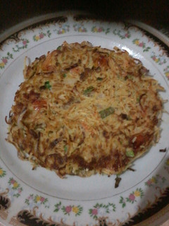 A picture of Noodle cake on pan.