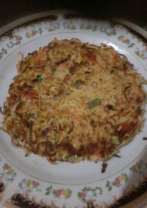 A picture of Noodle cake on pan.
