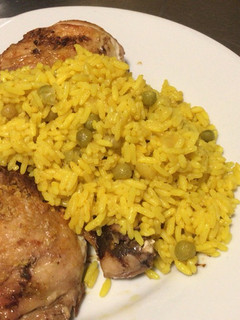 Una foto de Pollo al estragón con arroz azafranado