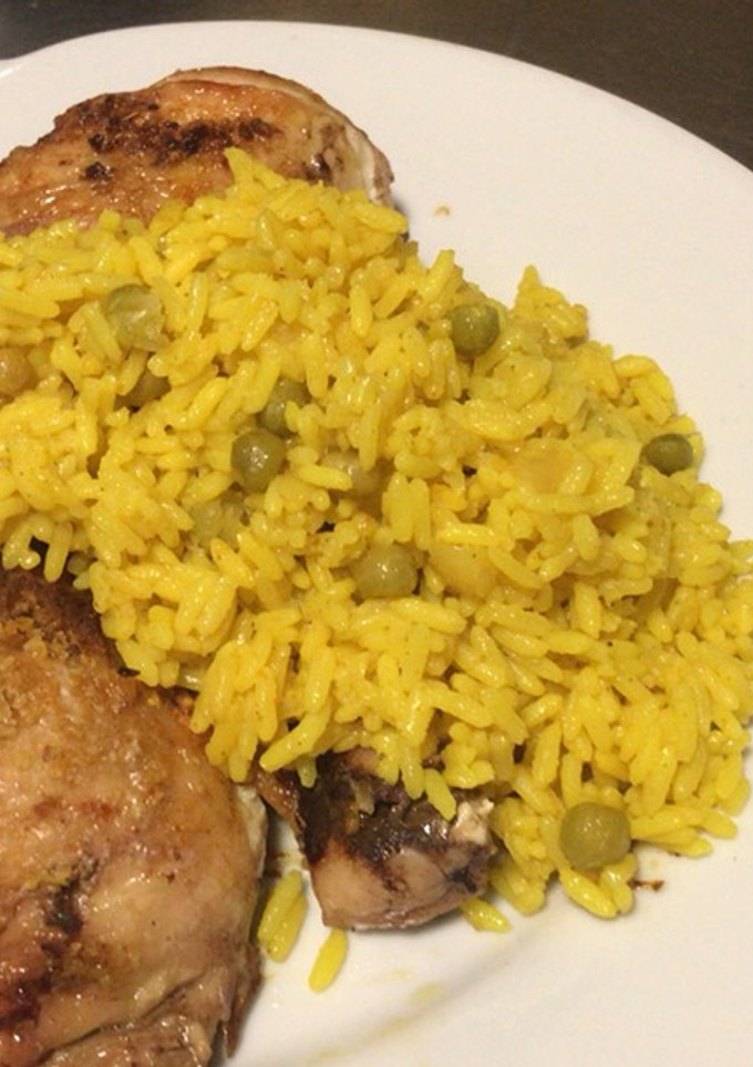 Una foto de Pollo al estragón con arroz azafranado