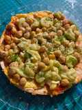 Pizza de garbanzos, calabacín y pimiento verde a mi manera