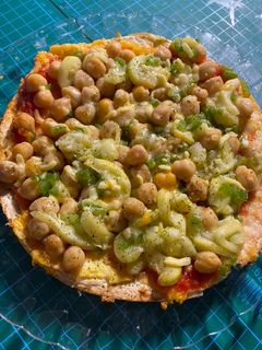 Una foto de Pizza de garbanzos, calabacín y pimiento verde a mi manera